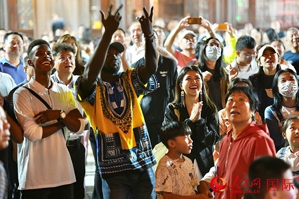 選手體驗(yàn)古城巡游。人民網(wǎng) 盧鵬宇攝