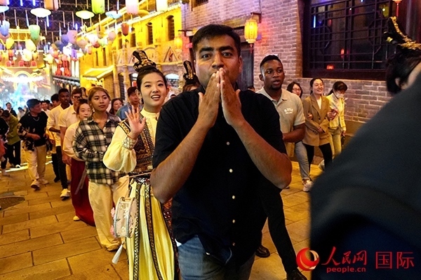 選手體驗(yàn)古城巡游。人民網(wǎng) 盧鵬宇攝