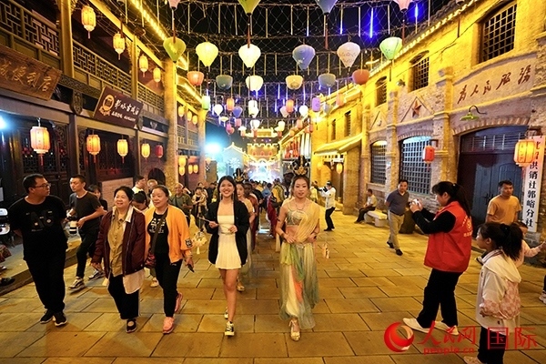 選手體驗(yàn)古城巡游。人民網(wǎng) 盧鵬宇攝