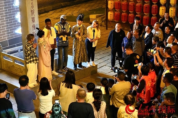 選手們一起演唱《大中國(guó)》。人民網(wǎng) 盧鵬宇攝