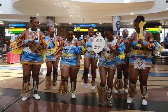 當(dāng)?shù)孛癖姎g迎中國(guó)旅行團(tuán)。北青旅提供