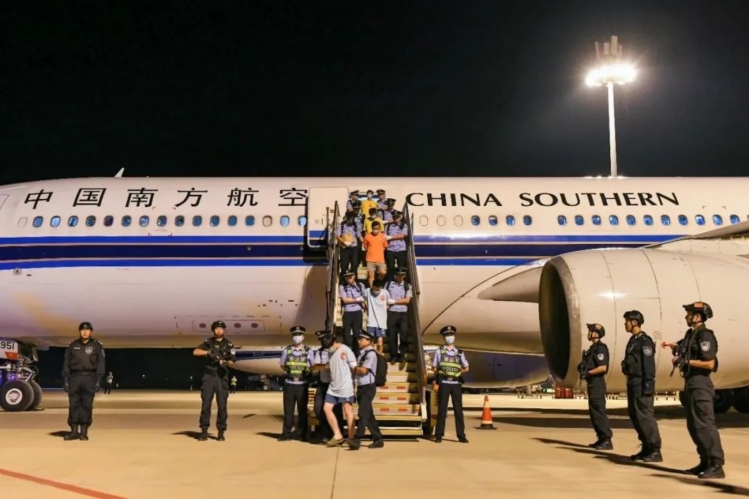 153名實施跨境裸聊敲詐的犯罪嫌疑人從印度尼西亞被押解回國。公安部供圖