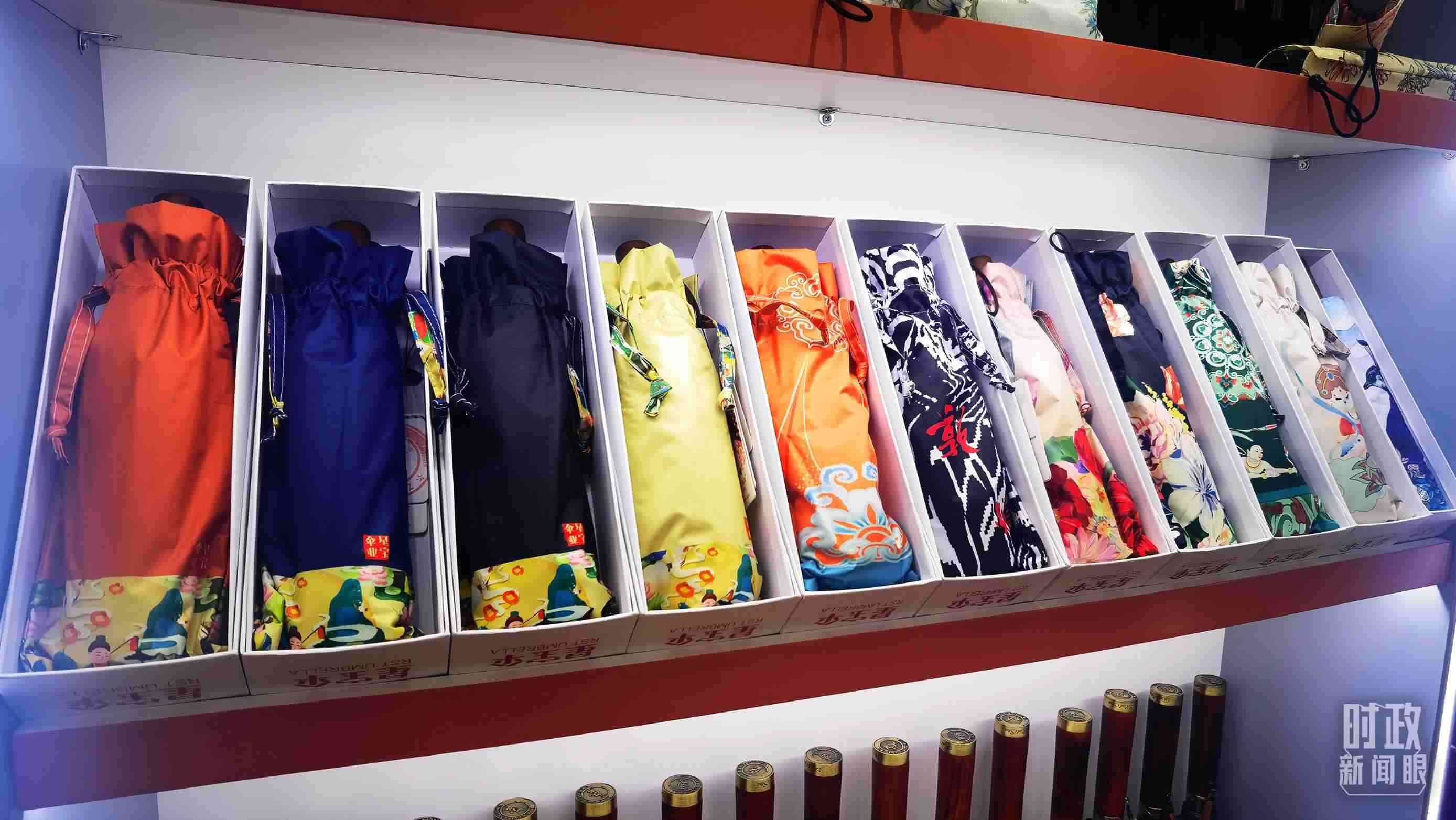 △商貿(mào)城內(nèi)的一家傘鋪，貨架上擺放著包裝精美的雨傘。（總臺(tái)央視記者范學(xué)禹拍攝）