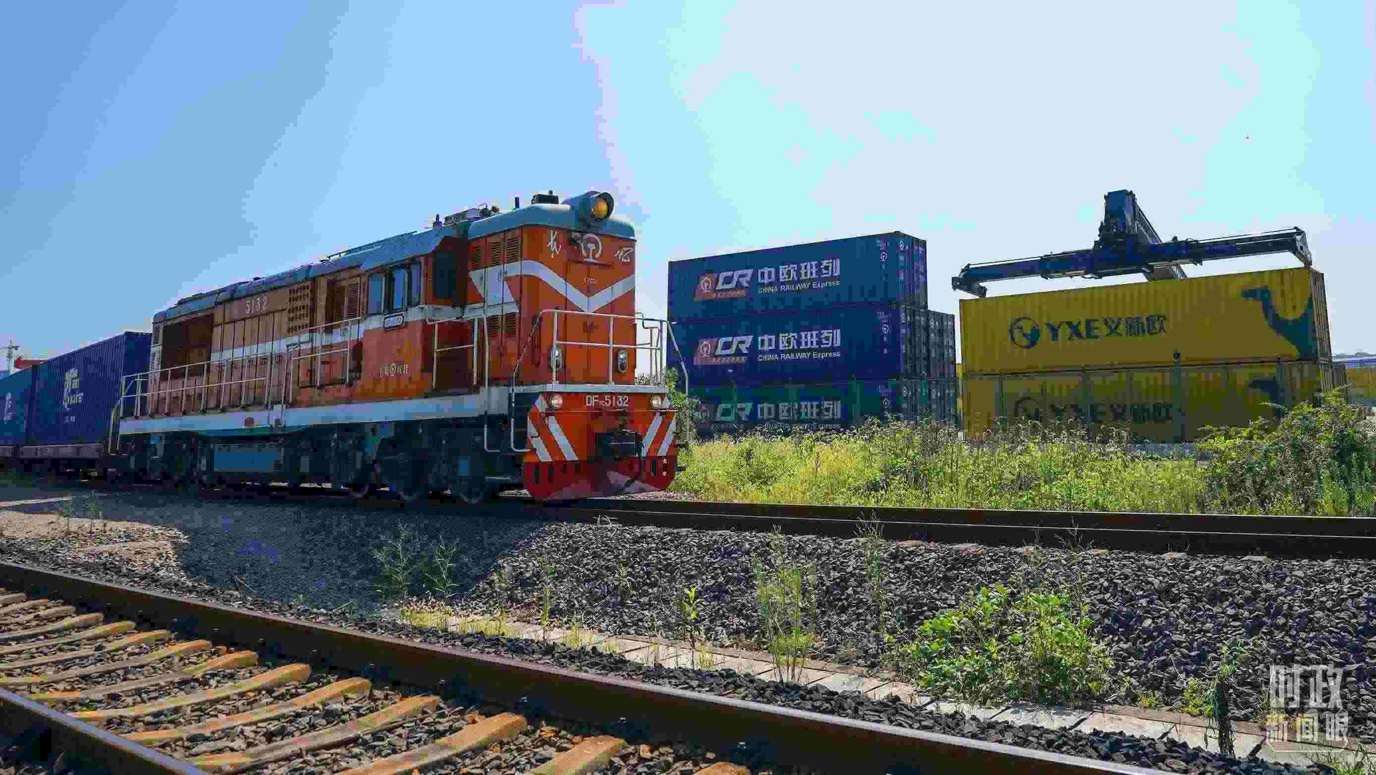 △“義新歐”先后開通了18條點(diǎn)對(duì)點(diǎn)的班列主線，業(yè)務(wù)范圍輻射50多個(gè)國(guó)家和160多個(gè)城市。（總臺(tái)國(guó)廣記者李晉拍攝）