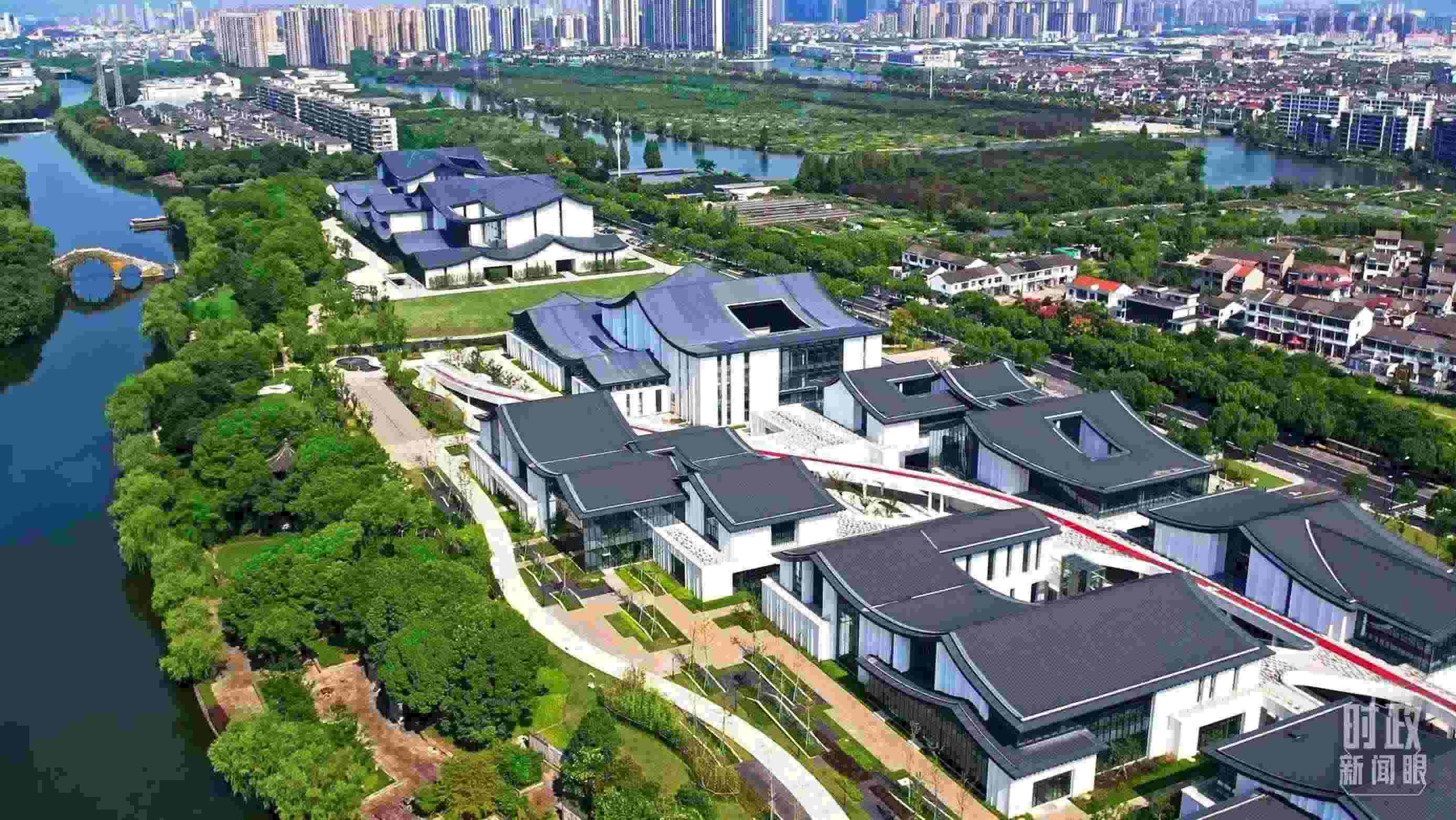 △臨河而建的浙東運(yùn)河文化園。（總臺(tái)央視記者范凱拍攝）