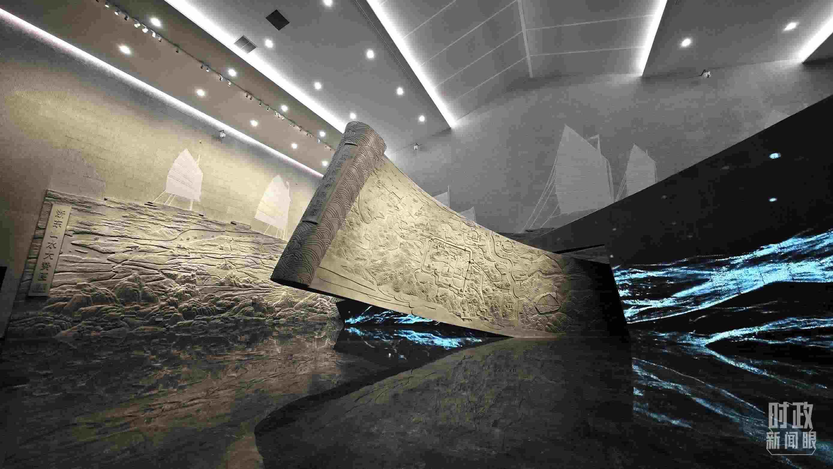 △博物館內(nèi)的《浙東運(yùn)河水利形勝圖》《浙東山水大勢(shì)圖》浮雕。（總臺(tái)央視記者彭漢明拍攝）