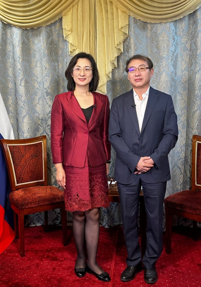 人民網(wǎng)黨委委員、副總編輯孫海峰（左一）專訪崔少純總領(lǐng)事。人民網(wǎng)記者 馬天翼攝