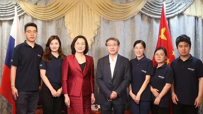 中國(guó)駐葉卡捷琳堡總領(lǐng)事崔少純與人民網(wǎng)采訪組合影。