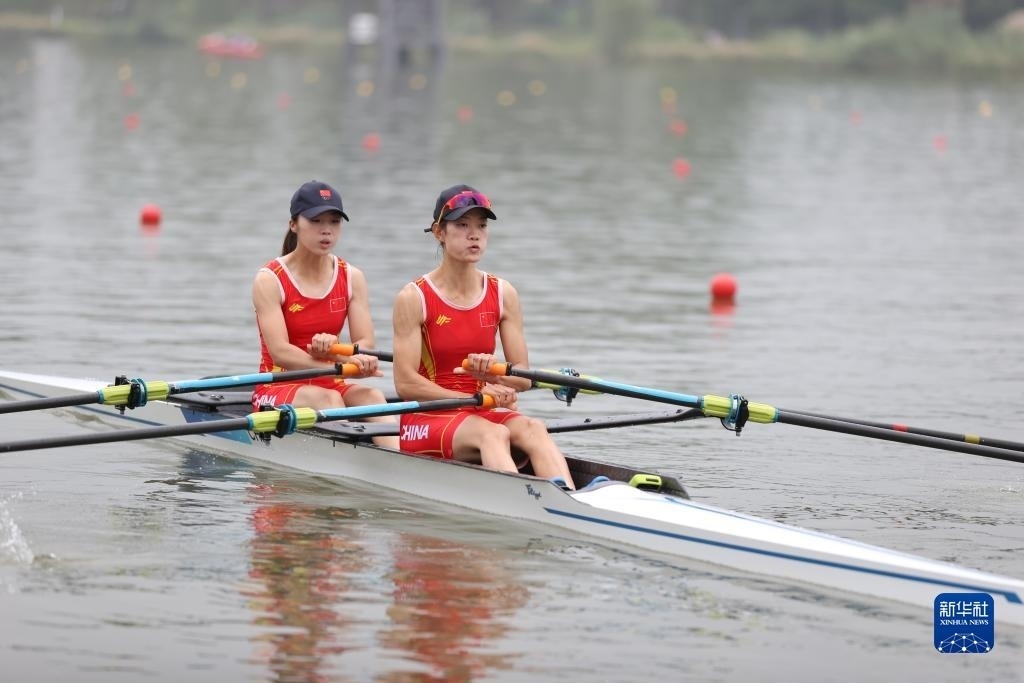 9月24日，鄒佳琪（左）/邱秀萍在決賽中。新華社記者 賈浩成 攝