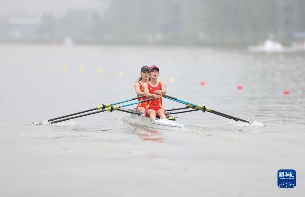 9月24日，鄒佳琪（左）/邱秀萍在決賽中。新華社記者 賈浩成 攝