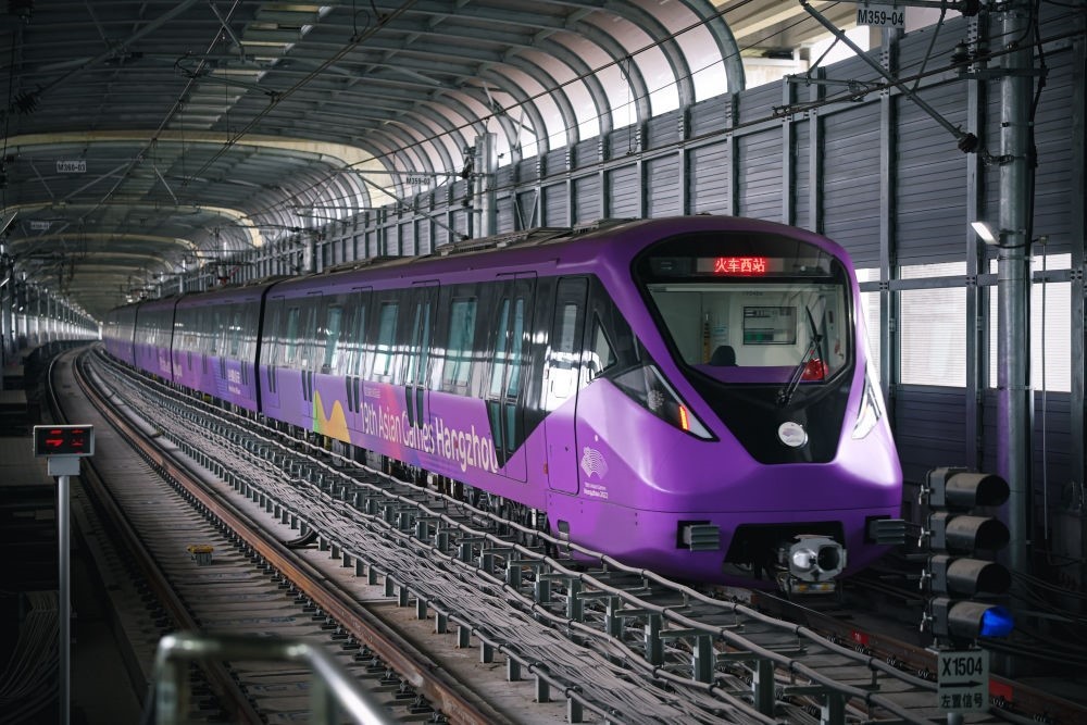 從杭州火車西站出發(fā)，地鐵19號線貫穿杭州火車東站、杭州蕭山機(jī)場，“亞運(yùn)號”地鐵專列運(yùn)行在這條線路上。