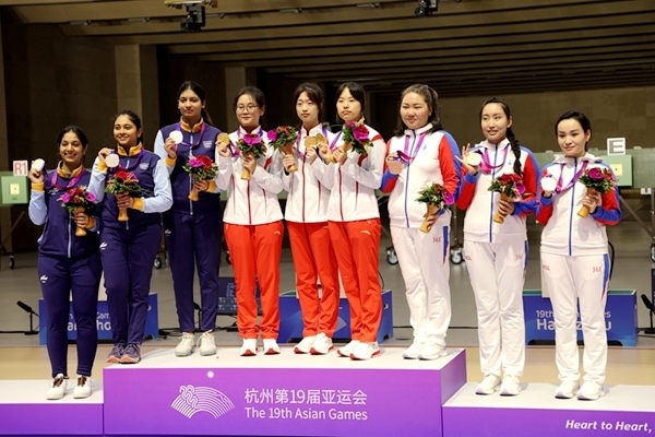 9月24日，杭州亞運(yùn)會射擊女子10米氣步槍團(tuán)體賽頒獎儀式。人民網(wǎng)記者 胡雪蓉攝