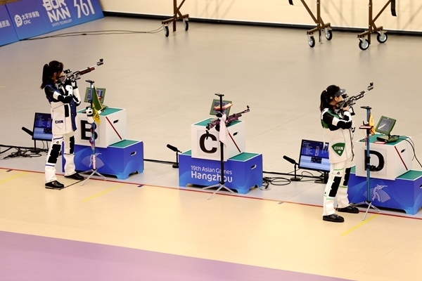 黃雨婷(左)、韓佳予在女子10米氣步槍個人賽比賽中。人民網(wǎng)記者 胡雪蓉攝