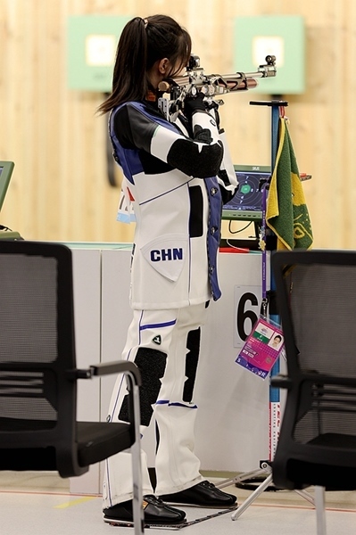 9月24日，黃雨婷在女子10米氣步槍團(tuán)體賽比賽中。人民網(wǎng)記者 胡雪蓉攝
