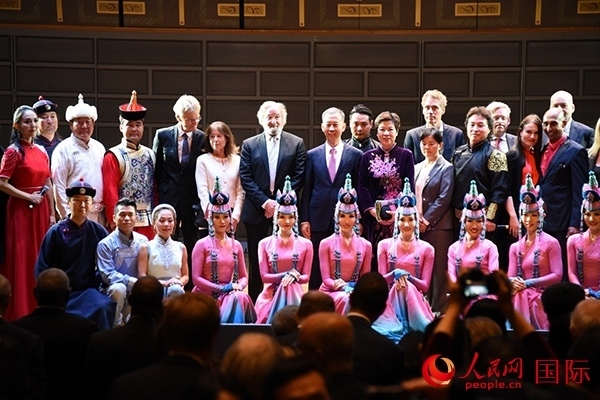 中國(guó)駐瑞典大使崔愛(ài)民夫婦與演職人員及部分來(lái)賓合影留念。人民網(wǎng)記者 殷淼攝