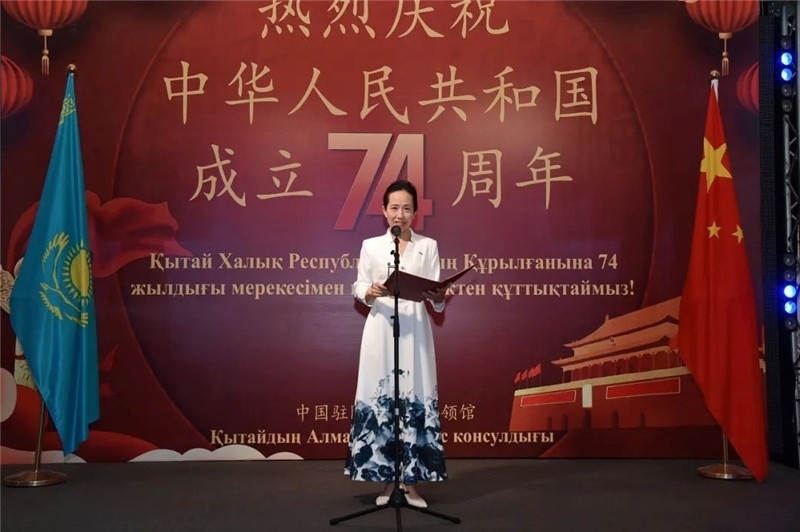 圖為蔣薇總領(lǐng)事致辭。駐阿拉木圖總領(lǐng)館供圖