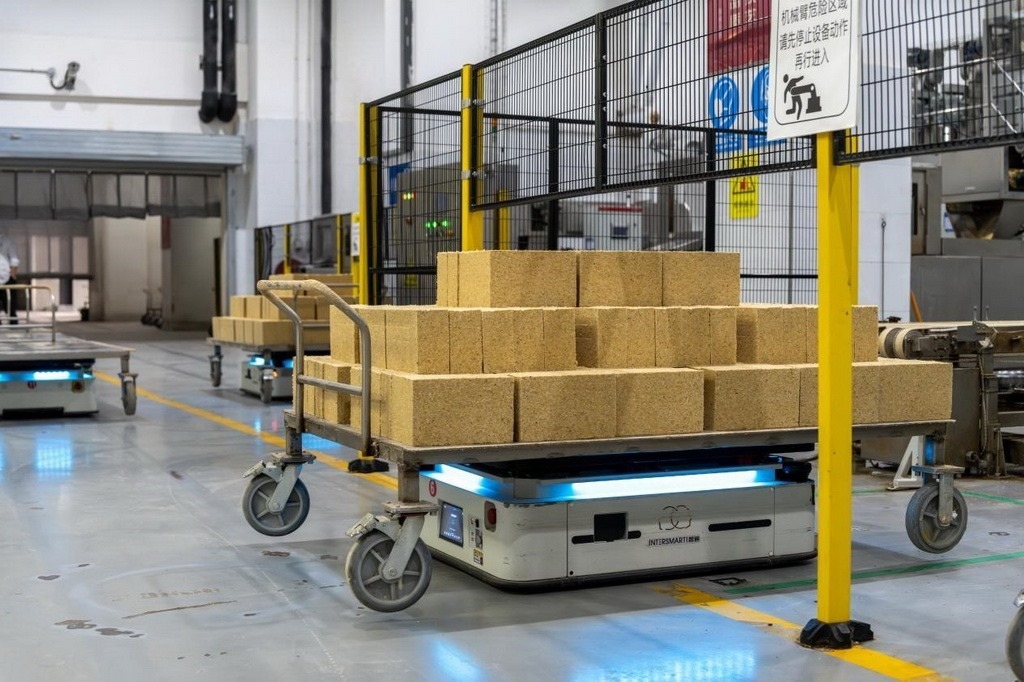 在701制曲車間，運(yùn)輸機(jī)器人等智能化設(shè)備已實(shí)現(xiàn)規(guī)?；瘧?yīng)用。王哲攝