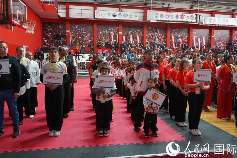 圖為開幕式現(xiàn)場運動員入場儀式。人民網(wǎng)記者 許放攝