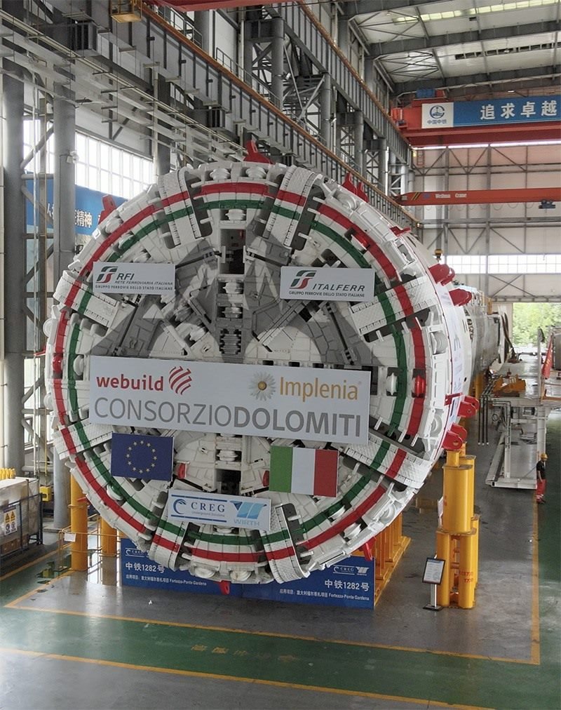 圖為中鐵裝備集團(tuán)盾構(gòu)總裝車(chē)間。人民網(wǎng)記者 唐宋攝