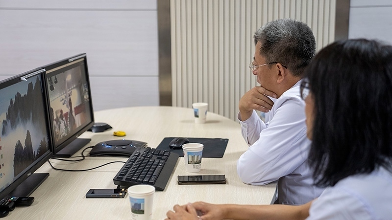 新疆醫(yī)科大學(xué)第一附屬醫(yī)院專家團(tuán)隊(duì)與哈薩克斯坦國(guó)立科學(xué)研究中心的專家對(duì)患者進(jìn)行跨國(guó)遠(yuǎn)程會(huì)診。人民網(wǎng)記者 許崢攝