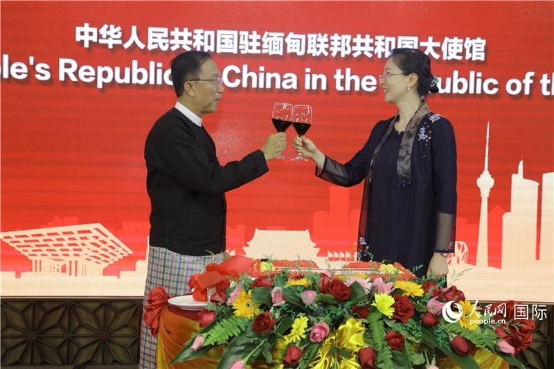 圖為曹靜臨時(shí)代辦與溫欣副總理祝酒。人民網(wǎng)記者 謝佳君攝