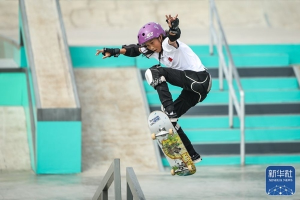 9月27日，中國選手崔宸曦在比賽中。當(dāng)日，在錢塘輪滑中心舉行的杭州亞運(yùn)會女子街式?jīng)Q賽中，中國選手崔宸曦以242.62分的成績奪得冠軍，曾文蕙獲得亞軍，日本選手伊藤美優(yōu)獲得季軍。新華社記者 潘昱龍攝