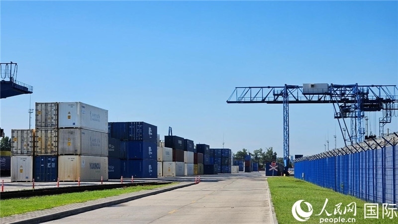 布列斯特北站，堆滿(mǎn)了來(lái)自中國(guó)的貨物。人民網(wǎng)記者 王震攝