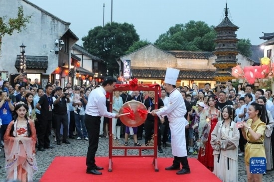 9月27日拍攝的2023年南翔國潮大會(huì)暨第十七屆上海南翔小籠文化展開幕儀式現(xiàn)場。