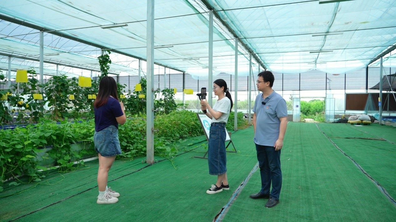 學(xué)生們正在現(xiàn)場(chǎng)直播。受訪單位供圖