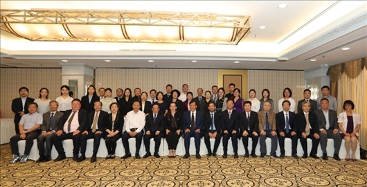 參會(huì)嘉賓合影留念。主辦方供圖