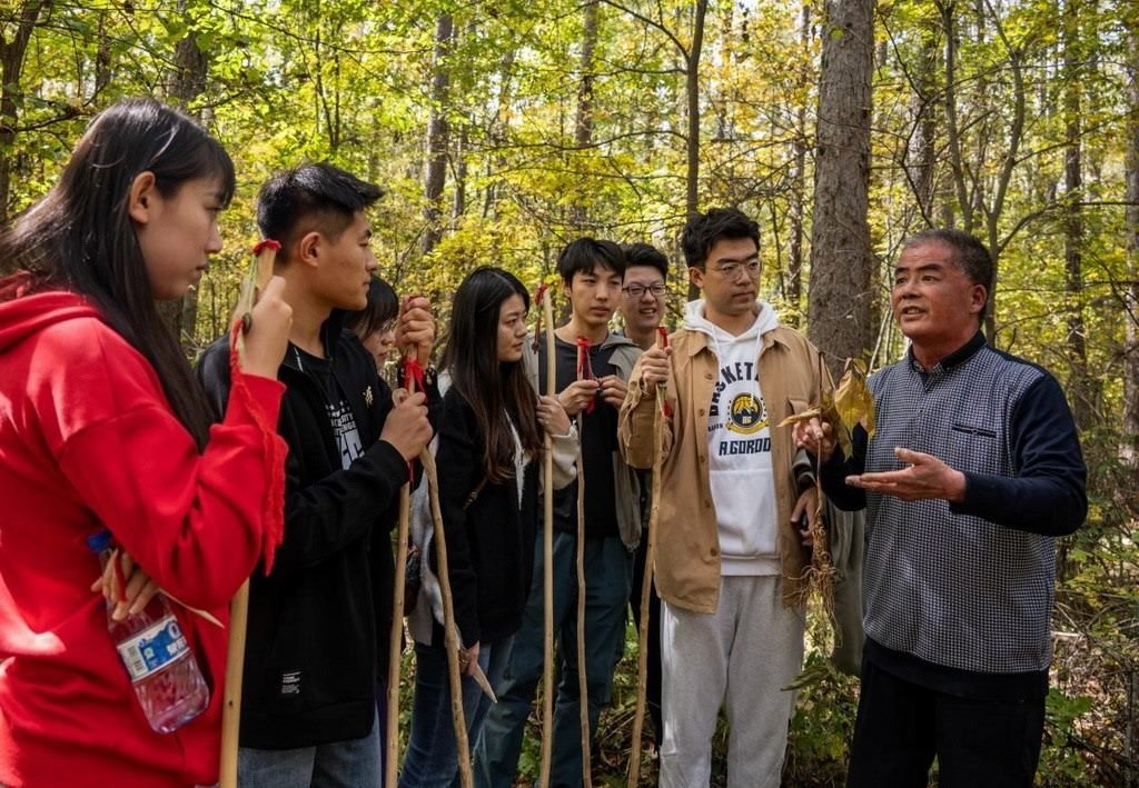 魏本勝為清華大學同學介紹長白山人參文化。嚴磊攝