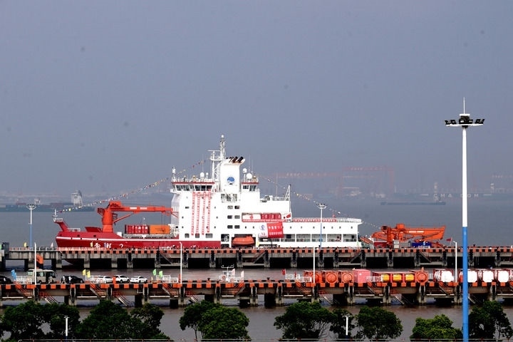 9月27日，“雪龍2”號(hào)極地科考破冰船停泊在中國(guó)極地考察國(guó)內(nèi)基地碼頭。當(dāng)日，由自然資源部組織的中國(guó)第13次北冰洋科學(xué)考察隊(duì)乘“雪龍2”號(hào)極地科考破冰船返回上海，標(biāo)志著中國(guó)第13次北冰洋科學(xué)考察任務(wù)圓滿完成。新華社記者 張建松 攝