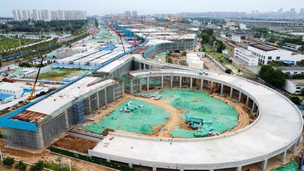 9月9日拍攝的?？谛潞８酆湍细邸岸€口岸”（貨運(yùn)）集中查驗(yàn)場(chǎng)所建設(shè)項(xiàng)目（無人機(jī)照片）。該項(xiàng)目是海南自貿(mào)港封關(guān)運(yùn)作重點(diǎn)項(xiàng)目。新華社記者 楊冠宇 攝