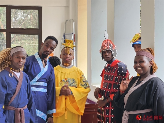 28日，肯尼亞內(nèi)羅畢大學孔子學院舉行“詩劇頌中秋，中肯共月明”中秋慶典，情景劇《嫦娥奔月》部分演員合影。人民網(wǎng)記者 黃煒鑫攝
