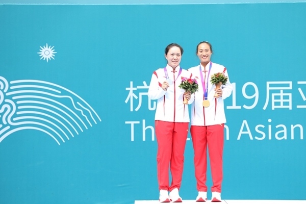 9月29日，鄭欽文(右)和朱琳在頒獎(jiǎng)儀式上合影。當(dāng)日，在杭州亞運(yùn)會(huì)網(wǎng)球女子單打決賽中，中國(guó)代表團(tuán)選手鄭欽文2:0戰(zhàn)勝隊(duì)友朱琳奪得冠軍。人民網(wǎng)記者 李乃妍攝