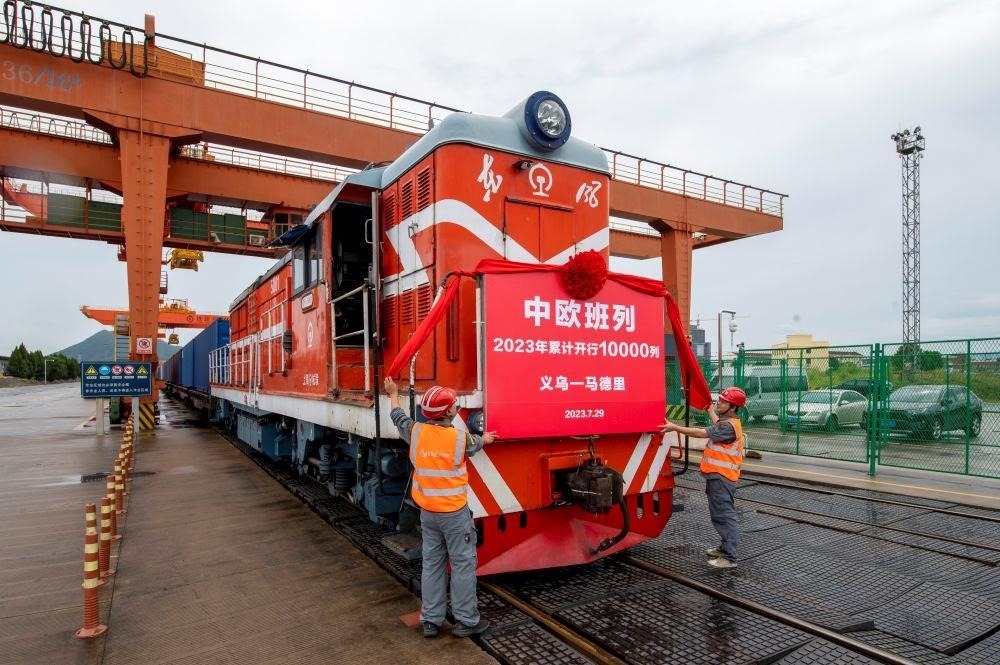 △2023年7月29日，滿載110個(gè)標(biāo)箱出口貨物的X8020次中歐班列從浙江義烏西站準(zhǔn)備啟程。
