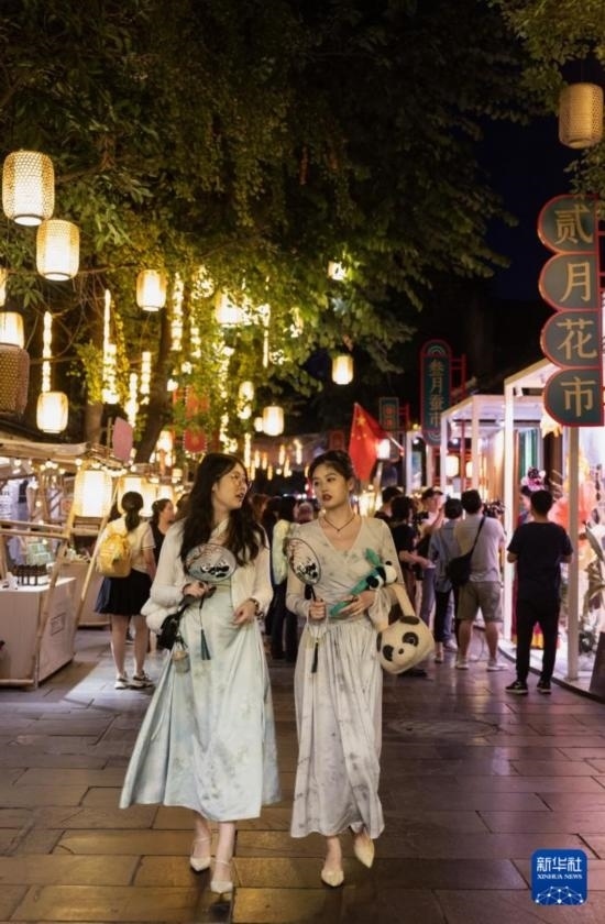 在成都寬窄巷子，兩位來自安徽的游客在新“十二月市”街區(qū)游覽（9月29日攝）。