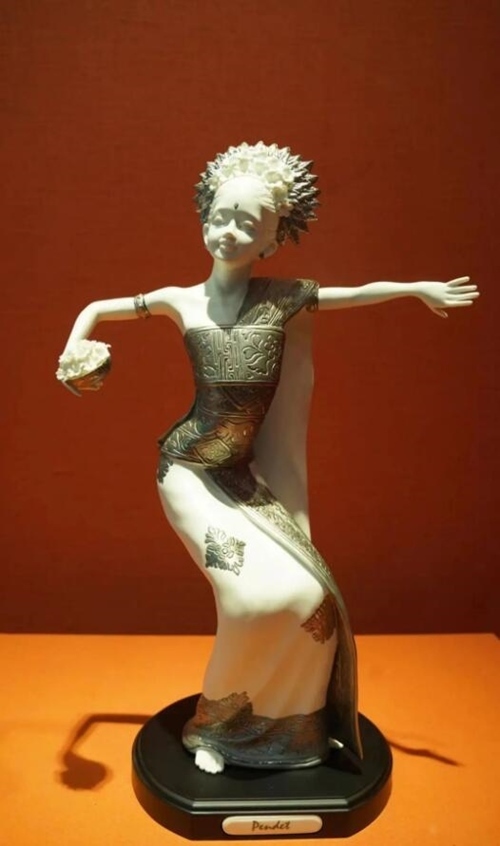 2013年10月，時(shí)任印度尼西亞總統(tǒng)蘇西洛贈(zèng)送習(xí)近平主席的鑲錫瓷塑舞者。