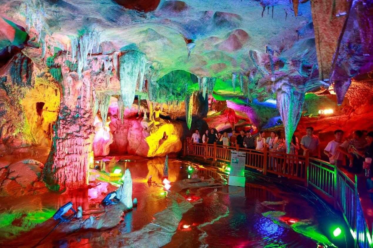 國慶假期期間，江西萬年神農(nóng)宮景區(qū)游人如織。受訪者供圖