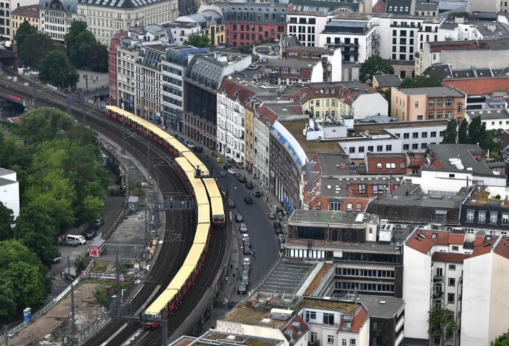 5月23日，列車在德國柏林市區(qū)行駛。新華社記者任鵬飛攝