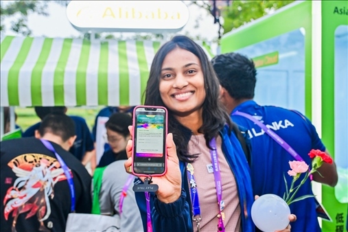 亞運村運動員正在展示個人的低碳賬戶。 受訪者供圖