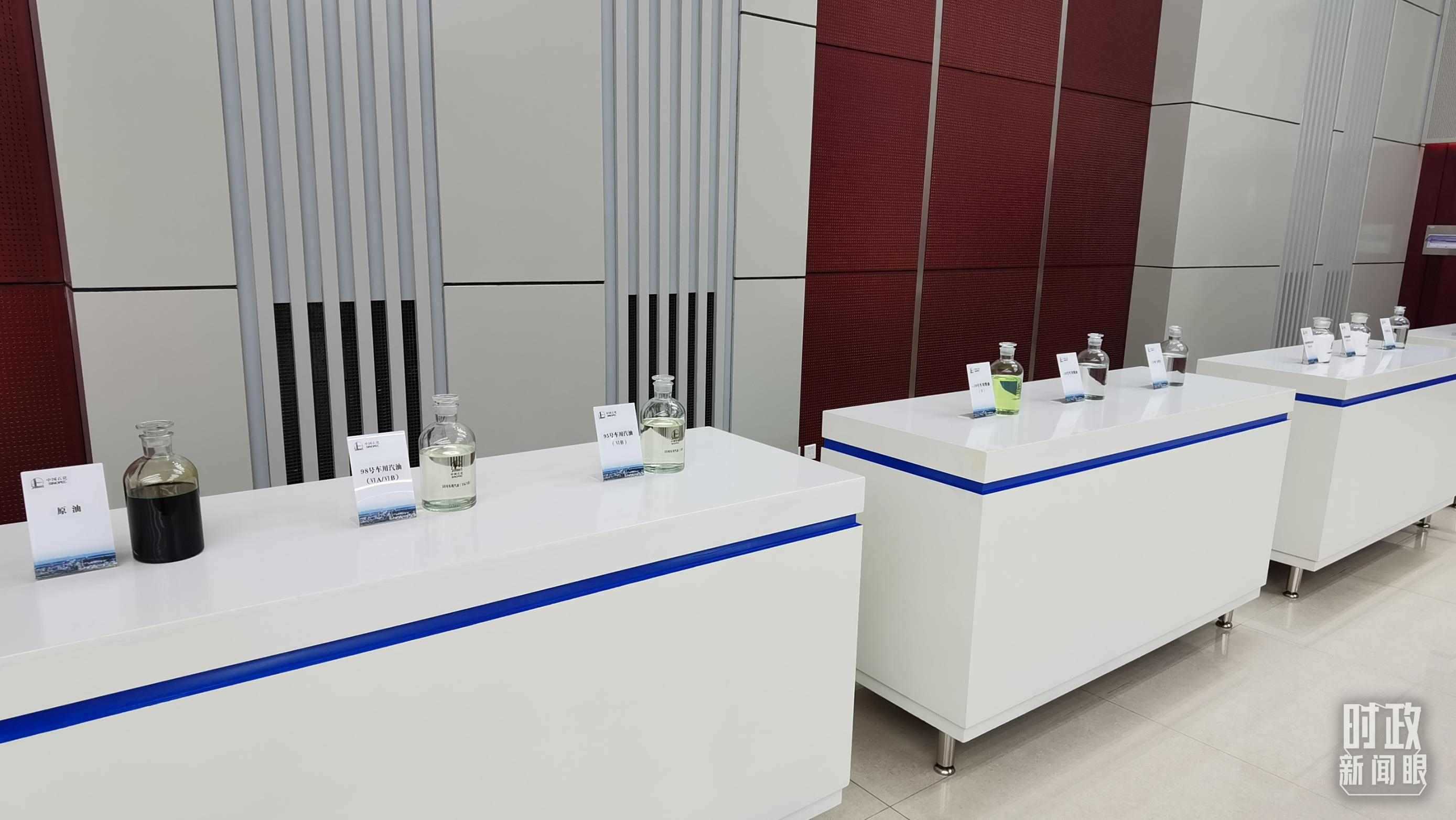 △中國石化九江分公司生產(chǎn)的產(chǎn)品展示。（總臺央視記者郭鴻拍攝）