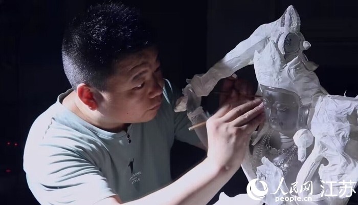 正在精雕細(xì)琢的東海水晶。 人民網(wǎng) 范堯攝