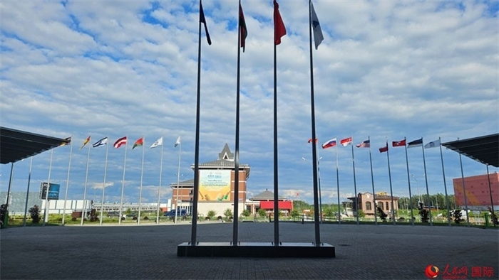 中白工業(yè)園內(nèi)，多國(guó)國(guó)旗飄揚(yáng)。園區(qū)已有來自16個(gè)國(guó)家和地區(qū)的企業(yè)入駐。人民網(wǎng)記者 朱虹攝