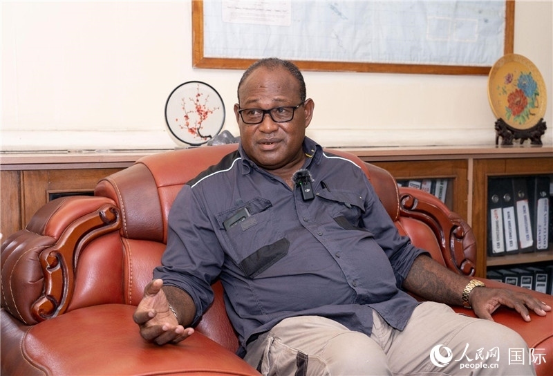 2023年9月13日，所羅門群島副總理兼基礎(chǔ)設(shè)施和發(fā)展部長(zhǎng)梅納西·梅蘭加在首都霍尼亞拉接受人民網(wǎng)記者專訪。人民網(wǎng) 賀吉攝