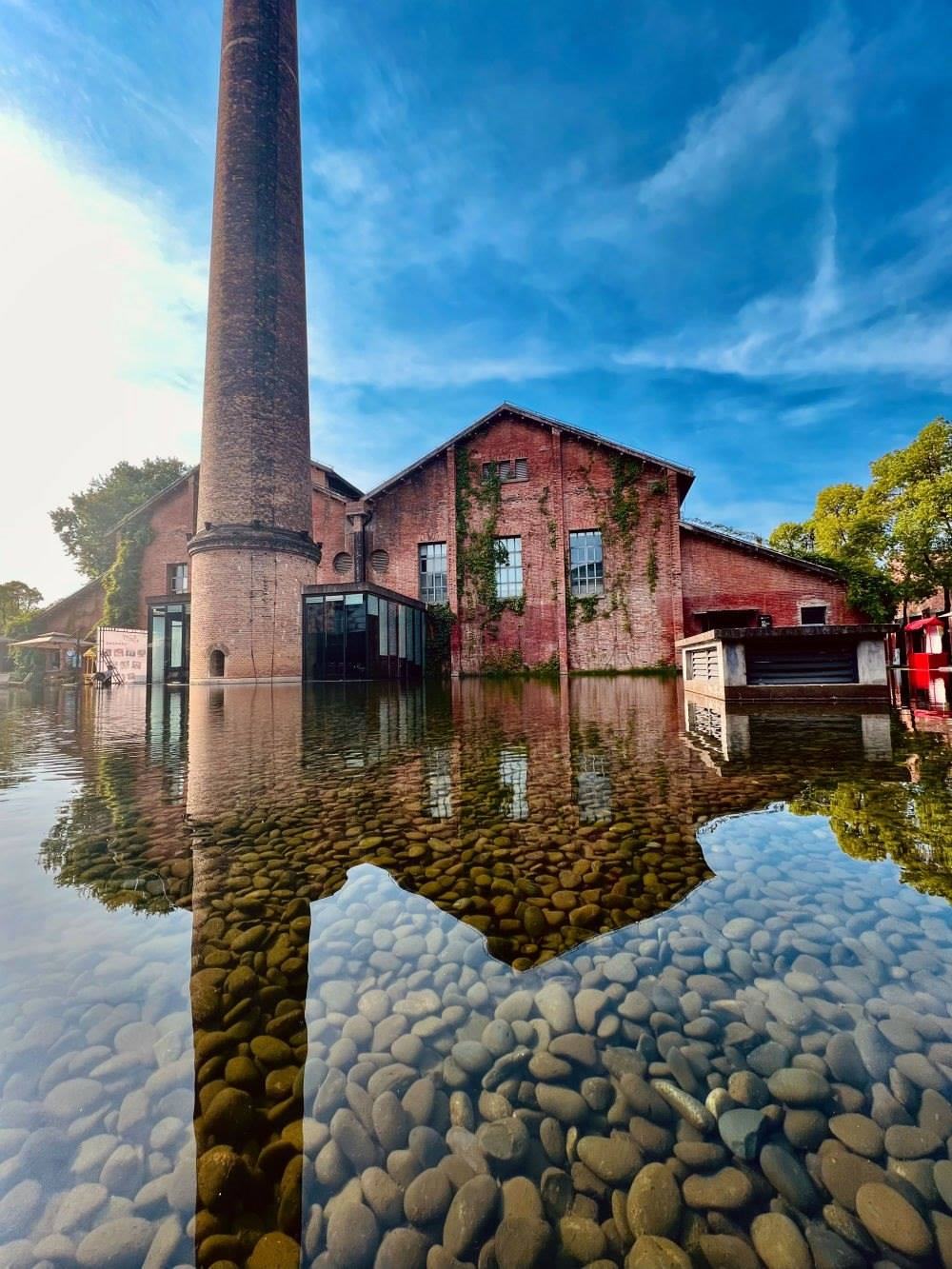 ↑景德鎮(zhèn)陶溪川文創(chuàng)街區(qū)一景（2023年5月15日攝）。