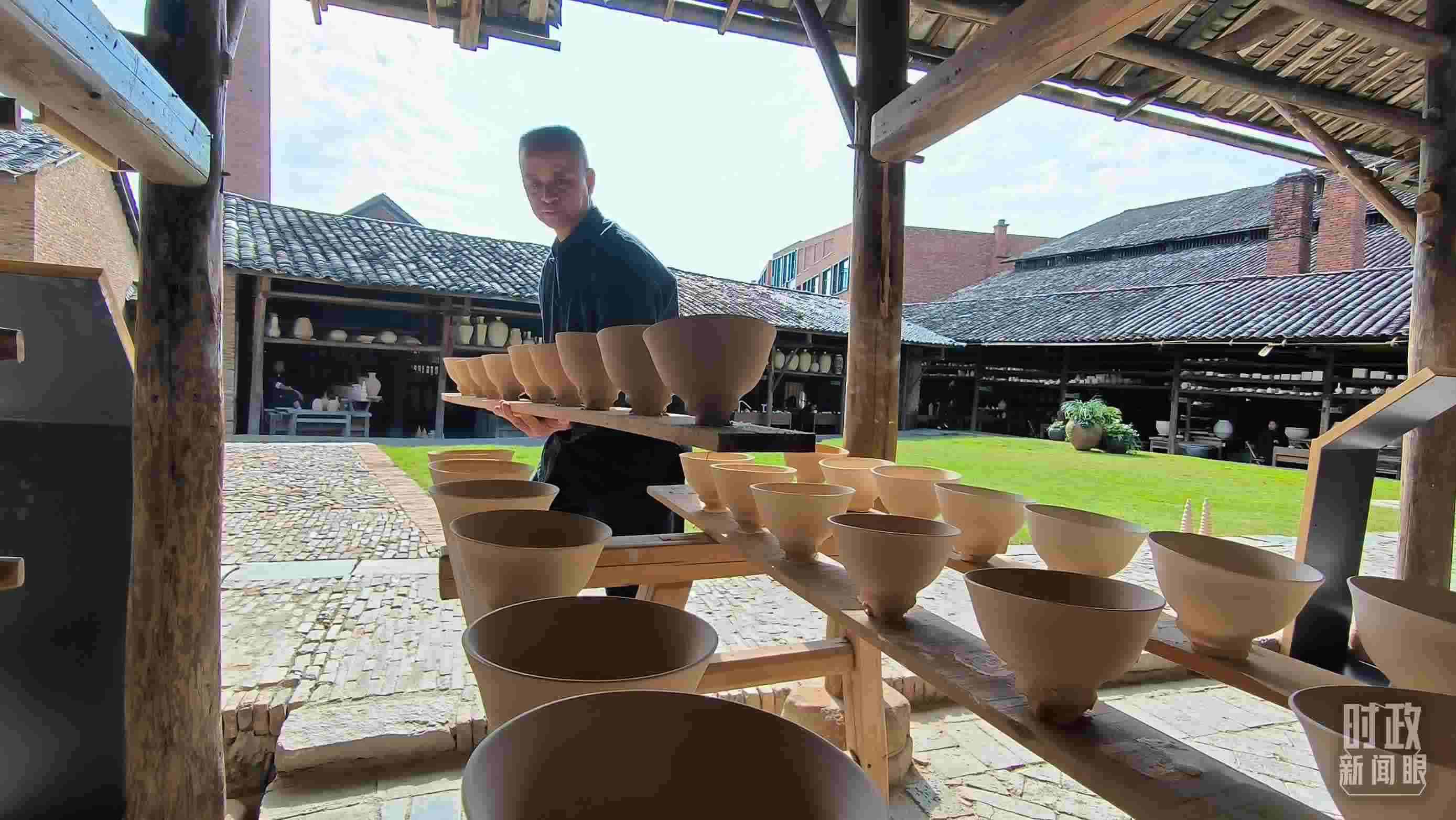 △匠人正在晾曬陶瓷制品。（總臺(tái)央視記者范凱拍攝）