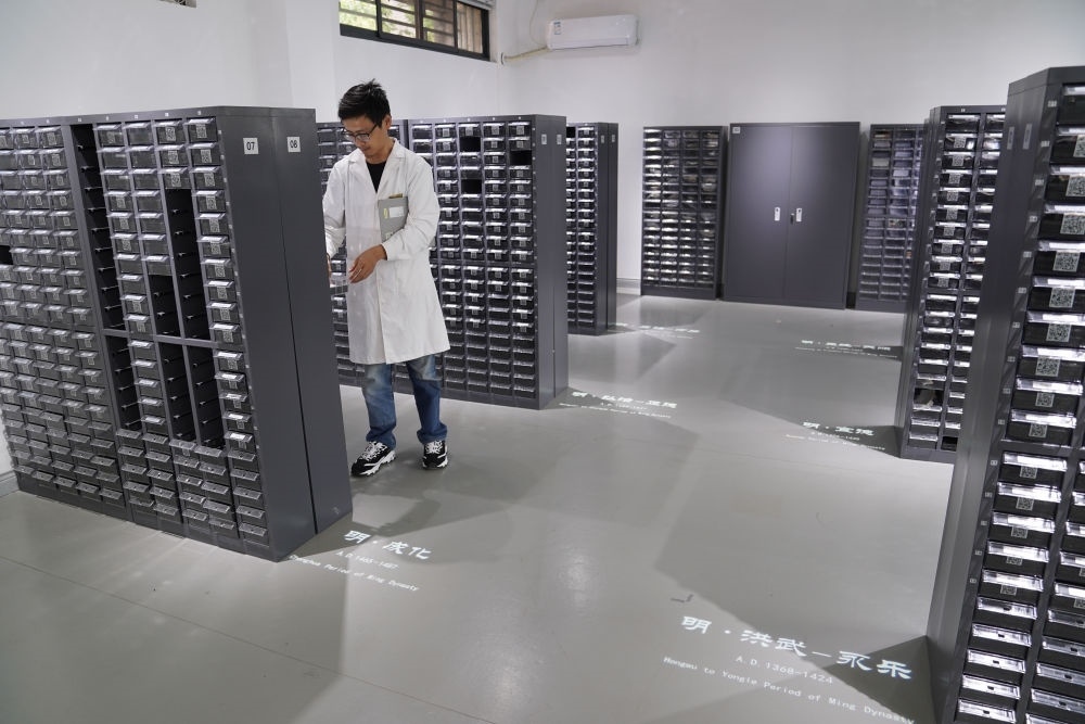 ↑工作人員在古陶瓷基因庫里工作（2023年5月16日攝）。