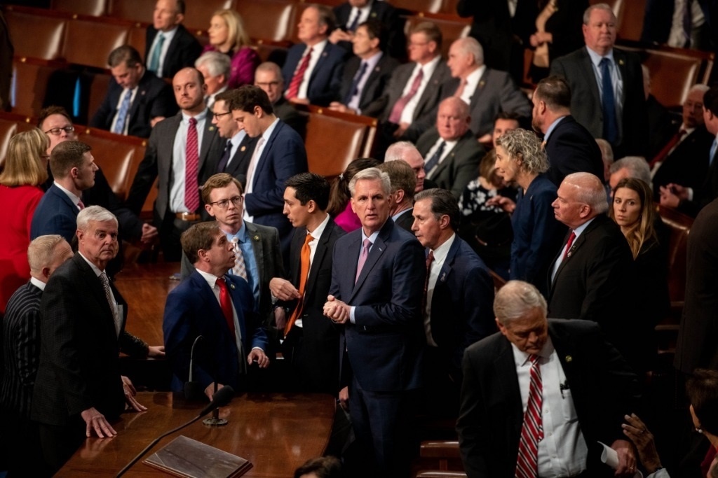 這是1月6日在美國(guó)華盛頓國(guó)會(huì)拍攝的凱文·麥卡錫（中）。新華社記者劉杰攝