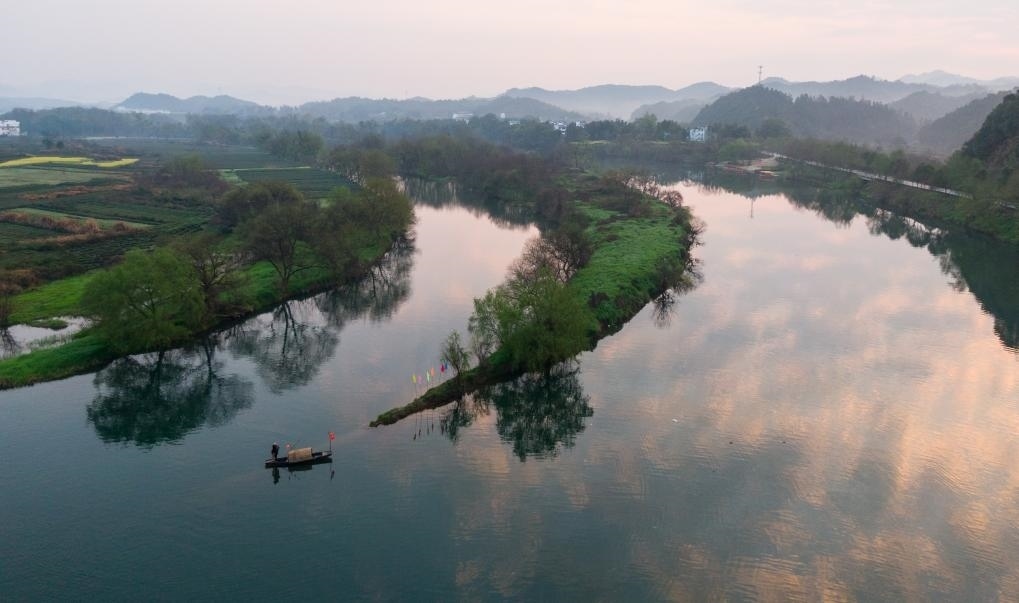 2021年3月15日拍攝的婺源月亮灣旅游公園，石門自然村坐落于此。新華社記者 胡晨歡 攝